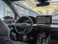 Wnętrze samochodu Volkswagen Golf z dużym ekranem dotykowym i cyfrowymi zegarami.