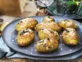 Hasselbackspotatis recept: gyllene, krispiga potatisar med ost och örter, redo att avnjutas.