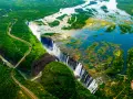 Wodospad Wiktorii, jedna z największych atrakcji Zimbabwe, z lotu ptaka. Potężny nurt rzeki Zambezi spada kaskadami w dół, tworząc mgłę i tęczę.