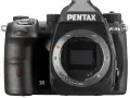 Czarny aparat Pentax K-30 z widocznym bagnetem obiektywu i oznaczeniem "SR". Gotowy do uchwycenia wyjątkowych chwil.