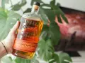 Bulleit Bourbon Frontier Whiskey, z czego jest zrobiony? Z kukurydzy i żyta, destylowany i starzony w tradycji rodziny Bulleit.