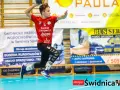 Tomasz Kopeć w skoku do rzutu piłką ręczną. Zawodnik ŚKPR Świdnica w akcji.