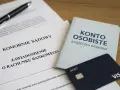 Dokumenty komornicze, książeczka "Konto Osobiste" i karta debetowa. Szybko komornik znajdzie nowe konto, gdy dane są aktualne.