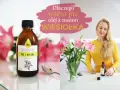 Kobieta z blond włosami trzyma butelkę oleju z wiesiołka. Napis informuje o korzyściach picia oleju z nasion wiesiołka.