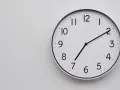 Biały zegar ścienny pokazuje 07:33. Czas płynie, a znaczenie 0330 może być kluczem do czegoś ważnego.