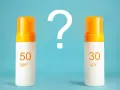 Dwie butelki kremu z filtrem: SPF 50 i SPF 30. Który wybrać? Sprawdź, spf co to znaczy i jak chronić skórę.