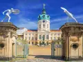 Pałac Charlottenburg w stylu **rococo**, z rzeźbami i złotymi bramami, zaprasza do zwiedzania.