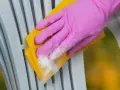 Skuteczne sposoby na to, czym wyczyścić krzesła plastikowe białe
