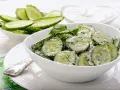 Lekka mizeria z ogórków w sosie jogurtowym, idealna na lato. Niskie mizeria kcal.