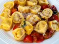 Pyszne tortellini z pomidorkami i parmezanem. Czy to ravioli czy tortellini? Trudno odróżnić, ale smakują wybornie!