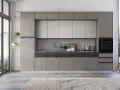 Cucina zen con mobili lineari, piano in quarzo, elettrodomestici integrati e piante che creano un'atmosfera rilassante.