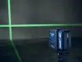 Laser krzyżowy do czego służy? Do precyzyjnego wyznaczania linii pionowych i poziomych, idealny do prac budowlanych i remontowych.