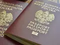 Dwa polskie paszporty z godłem orła. Dokumenty te należą do najsilniejszych paszportów na świecie, otwierając drzwi do wielu krajów.