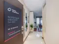 Tabliczka na drzwiach z logo "Partner Gospodarczy" i hasłem "Profesjonalna księgowość dla firm".