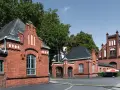 Ceglana architektura Sopotu, z charakterystycznymi detalami i bramą.