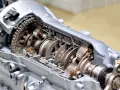 Schnittmodell eines Automatikgetriebes mit Zahnrädern, Ketten und Lamellenkupplungen, wie sie im Fahrzeugschein aufgeführt sind.