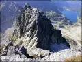 Szczyty Tatr Wysokich, widok na Morskie Oko. Trasa Orla Perć ma ok. 4,5 km, ale jej pokonanie zajmuje wiele godzin.