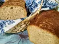Chleb na piwie, świeżo upieczony, z chrupiącą skórką i puszystym wnętrzem. Kromki w koszyku, ozdobionym niebieskim wzorem.