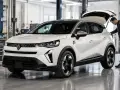 Un tecnico effettua la revisione impianto gpl su un'auto bianca in officina.