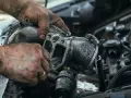 Mechanik czyści element układu recyrkulacji spalin, podejrzewając nadmierny przepływ.