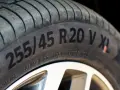Opona z oznaczeniem 255/45 R20 V XL. To oznaczenie opon VR HR informuje o jej parametrach, idealna na szybkie trasy.