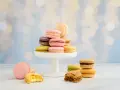 Bunte Macarons auf einem weißen Tortenständer, ein leckeres Macarons rezept zum Nachmachen.