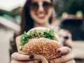 Hamburger: Ile ma kalorii? Fast-food vs. fit wersja wybierz mądrze!