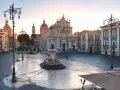 Piazza del Duomo w Katanii o wschodzie słońca. Czy w Katanii jest bezpiecznie? Tak, plac wygląda na spokojny i pusty.