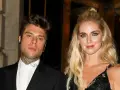 Chiara Ferragni i Fedez pozują do zdjęcia. Ona ma blond włosy upięte w kok, a on tatuaże na szyi.