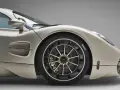 Dettaglio di un'auto sportiva color champagne, con focus sulla ruota e sul pneumatico. La corretta pressione pneumatici auto è fondamentale per prestazioni ottimali.