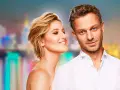 Uśmiechnięta blondynka i mężczyzna w białej koszuli. To podatek od miłości obsada, która przyciąga wzrok.