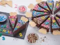 Schokoladenkuchenstücke mit bunten Buchstaben und Zahlen, die "ABC SCHULE" ergeben. Ein perfekter Kuchen zur Einschulung!