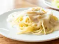 Pyszne spaghetti z kremowym sosem, idealne do podania z parmezanem. Jaki ser do spaghetti wybrać?