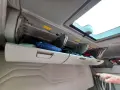 Schowek w kabinie Ford F-Max z niebieskim ręcznikiem i innymi przedmiotami.