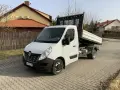 Biała wywrotka Renault Master gotowa do pracy. Idealna do transportu materiałów budowlanych. Wynajem wywrotki bez kierowcy to wygoda i oszczędność.