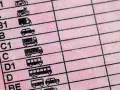 Detalle de un carnet de moto con el de coche, mostrando categorías de vehículos como camiones y autobuses.