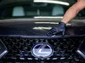 Jak woskować auto na myjni? Poradnik idealnego połysku i ochrony