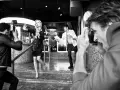 Kolaż: paparazzi próbują uchwycić moment, gdy kobieta w czarnej sukience odpycha ich ręką, a mężczyzna obok trzyma dokumenty.