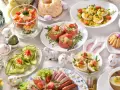 Wielkanocne potrawy: jajka faszerowane, roladki z szynki, sałatki, babka, kiełbaski i żurek.
