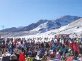 Folla di sciatori e turisti a Roccaraso, godendosi la splendida giornata di sole e l'alta altitudine.