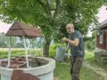 Mężczyzna czerpie wodę z **studni głębinowej**. Czy posiada **pozwolenie** na jej budowę?
