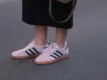 Różowe adidasy Spezial z granatowymi paskami i brązową podeszwą. Czy 29 cm to rozmiar buta, który pasuje do tej stylizacji?