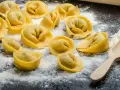 Z czym podać tortellini, aby zachwycić smakiem i prostotą?