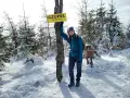 Dziewczyna na szczycie Czupel, 933 m n.p.m. Zimowa trasa w śniegu, piękne widoki.