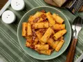 Pyszne rigatoni z sosem bolońskim, posypane parmezanem. Idealne danie, czy to rigatoni czy ziti, zawsze smakuje wybornie!