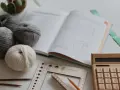 Ovillos de lana, libro de patrones con diagramas de medidas, regla, lápiz y calculadora de bambú. Ideal para calcular medidas de muslo mujer.