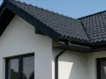 Jaki kolor podbitki do antracytowego dachu, by uniknąć błędów w aranżacji?