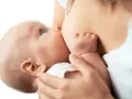 Malutkie dziecko karmione piersią. Zauważono, że dziecko ulewa 2 godziny po jedzeniu.