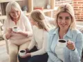 Trzy kobiety w różnym wieku piją kawę. Od ilu lat można pić kawę? Odpowiedź zależy od indywidualnych preferencji i zaleceń.