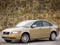 Złoty sedan Volvo S40, silnik 1.8 benzyna. Potencjalne wady tego modelu to m.in. wysokie spalanie.